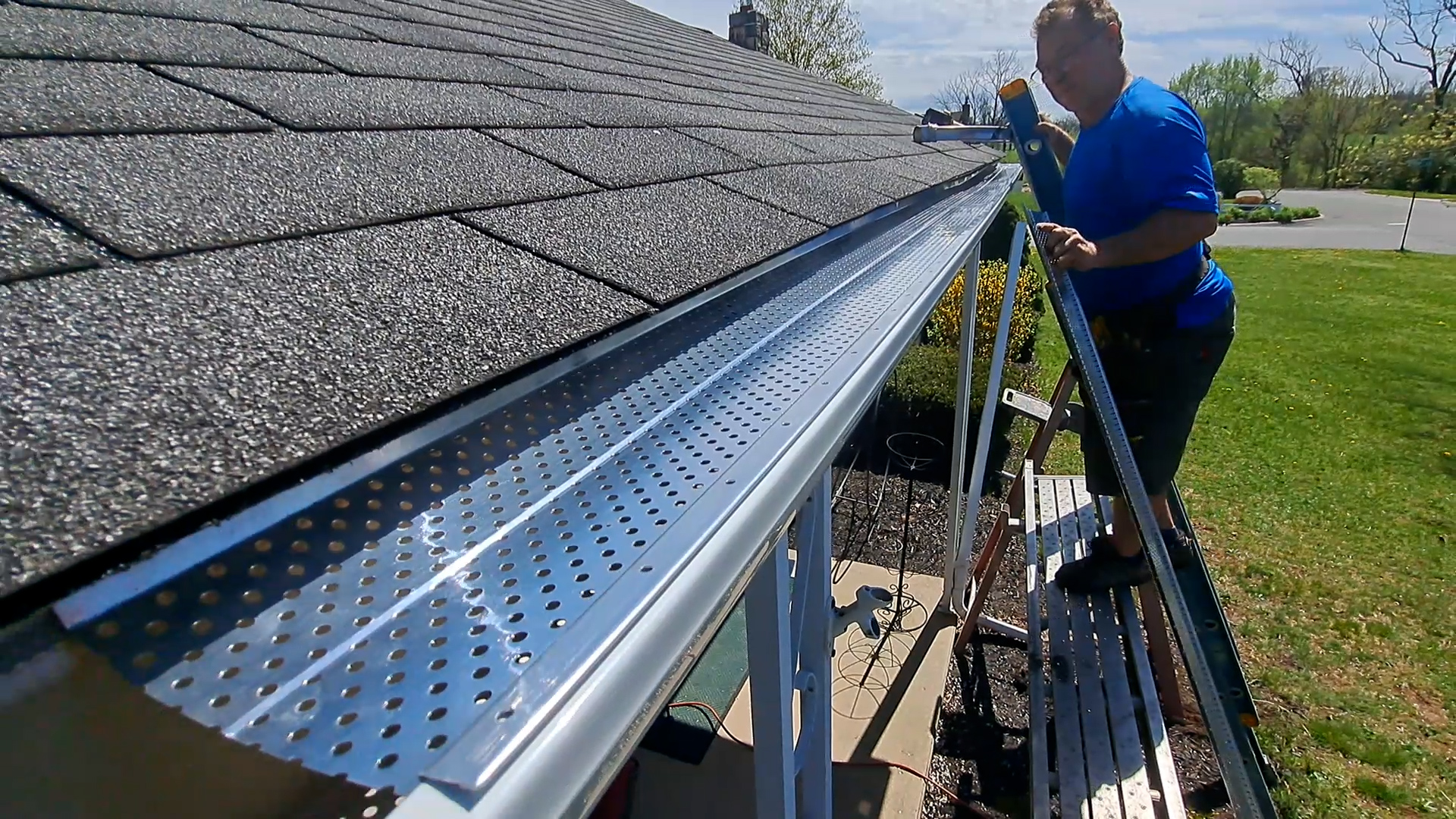 Seamless gutter installation